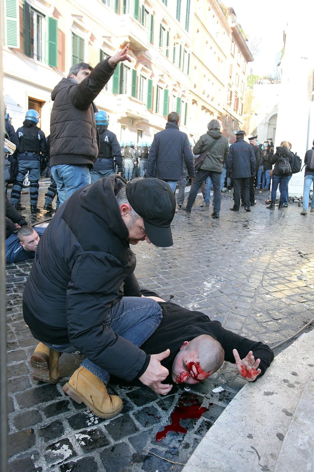 Krvavou předehru mělo utkání Evropské ligy mezi AS Řím a Feyenoordem Rotterdam. Zasahovala policie a tekla krev.