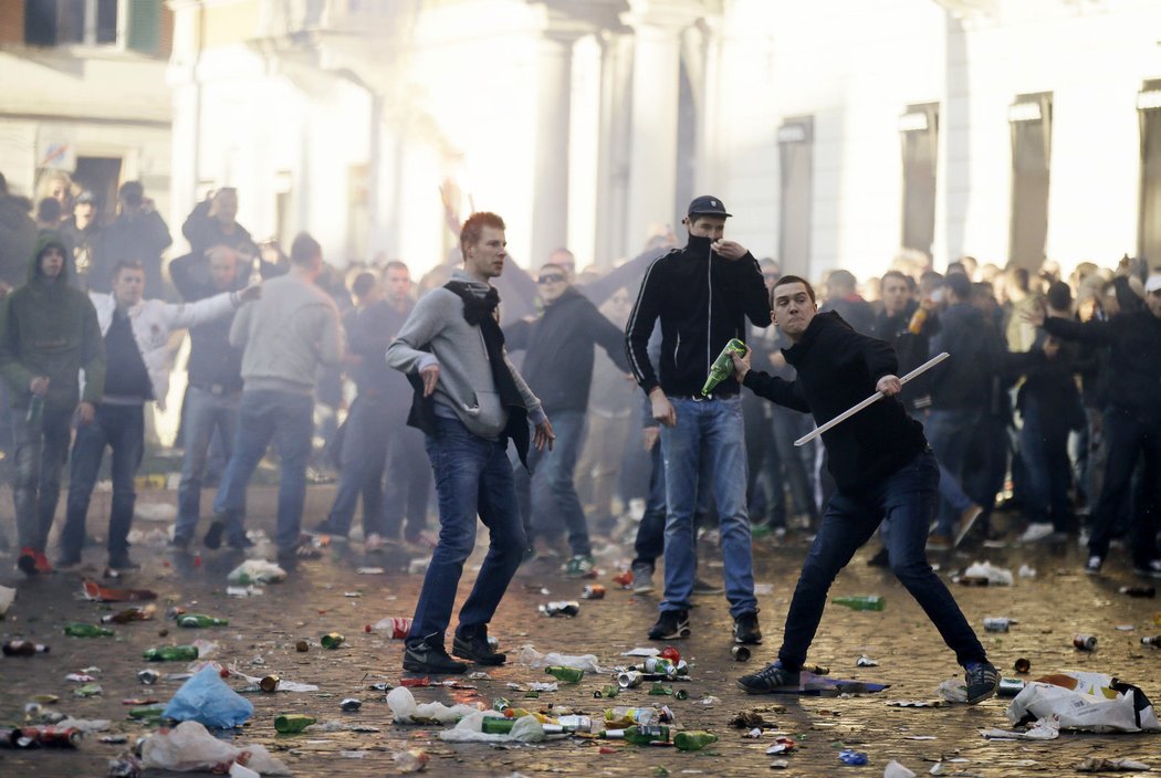 Řím se proměnil před zápasem Evropské ligy v bitevní pole. Chuligáni Feyenoordu řádili před zápasem s AS. A tekla krev, policie měla co dělat.