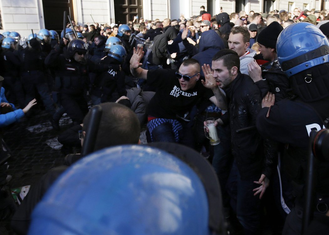 Policie musela tvrdě zasáhnout před zápasem Evropské ligy proti fanouškům Feyenoordu. Nebyla nouze o krvavá zranění.