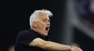 Jak Mourinho nesnáší prohry: medaili hodil do davu, v garáži ztropil scénu