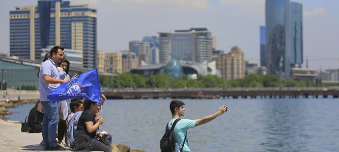 Fanoušci Chelsea na břehu Kaspického moře v Baku před finále Evropské ligy