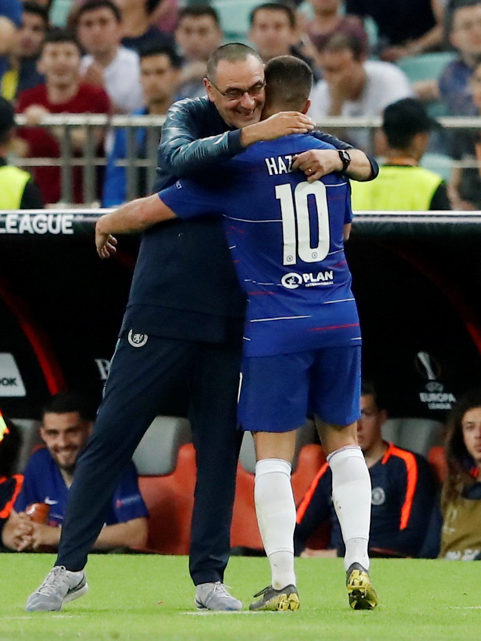 Kouč Chelsea Maurizio Sarri objímá Edena Hazarda