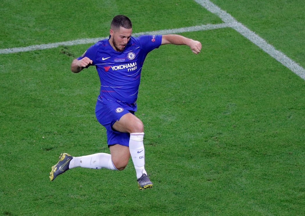 Eden Hazard oslavuje proměněnou penaltu proti Arsenalu