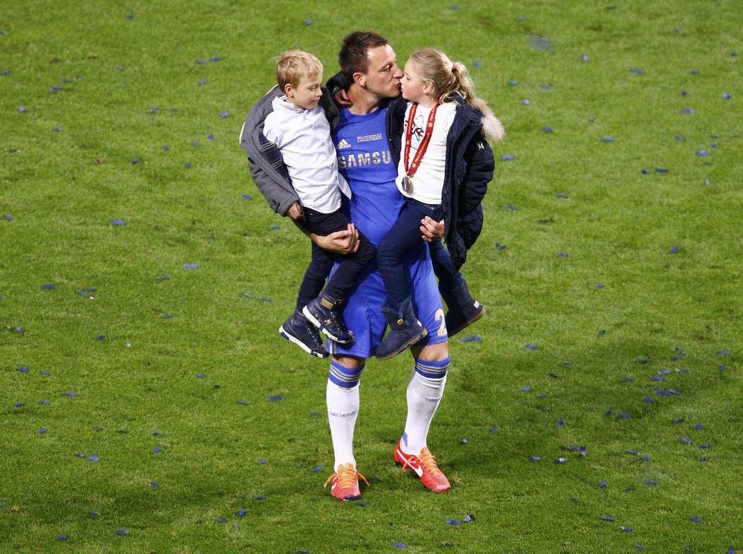 Obránce Chelsea John Terry si na trávníku v Amsterdamu vychutnával radost z triumfu v Evropské lize s dětmi v náručí. Chelsea vyhrála nad Benfikou 2:1