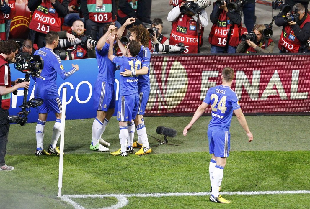 V nastaveném čase rozhodli pro sebe fotbalisté Chelsea finále Evropské ligy proti Benfice Lisabon. Vyhráli 2:1 gólem Ivanoviče.