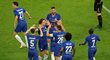 Fotbalisté Chelsea slaví druhý gól Edena Hazarda