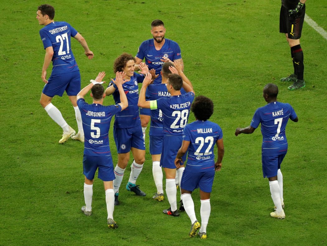 Fotbalisté Chelsea slaví druhý gól Edena Hazarda