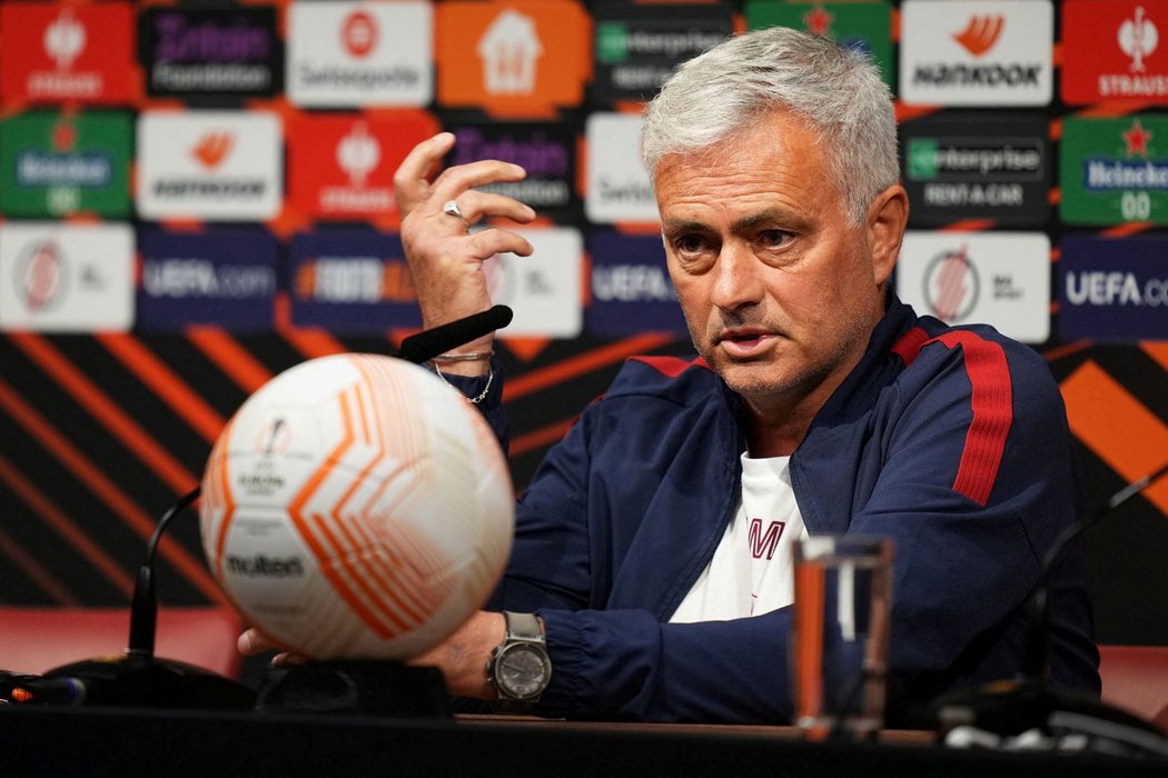 Trenér José Mourinho na tiskové konferenci před finále EL
