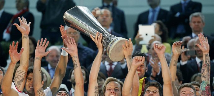 Kapitán Sevilly Iva Rakitič se těší z poháru pro vítěze Evropské ligy