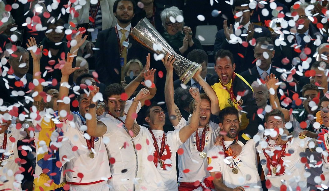 Fotbalisté Sevilly potřetí vyhráli Evropskou ligu. Španělský tým ve finále v Turíně porazil Benficu Lisabon na penalty 4:2, když i po prodloužení skončil zápas 0:0. Sevilla navázala na vítězství z let 2006 a 2007 a třetím triumfem v soutěži se dotáhla na Juventus Turín, Liverpool a Inter Milán.
