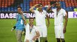 Trojice hráčů Sevilly Beto, Krychowiak a Rami slaví triumf v Evropské lize