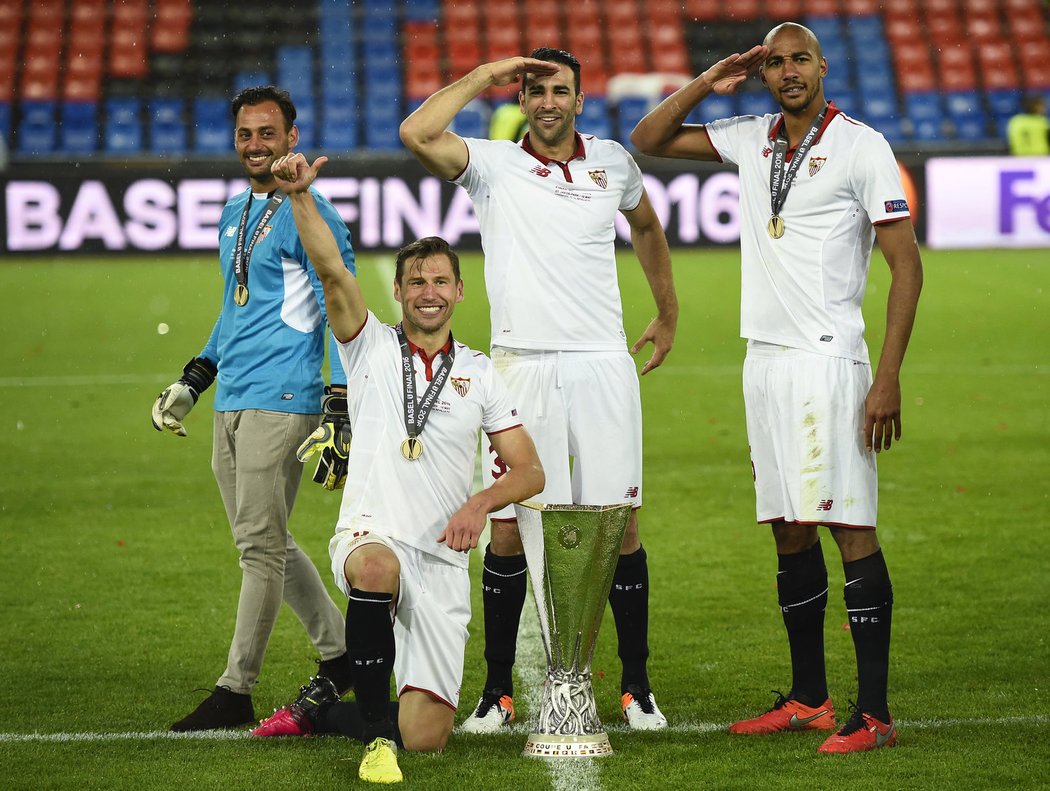 Trojice hráčů Sevilly Beto, Krychowiak a Rami slaví triumf v Evropské lize