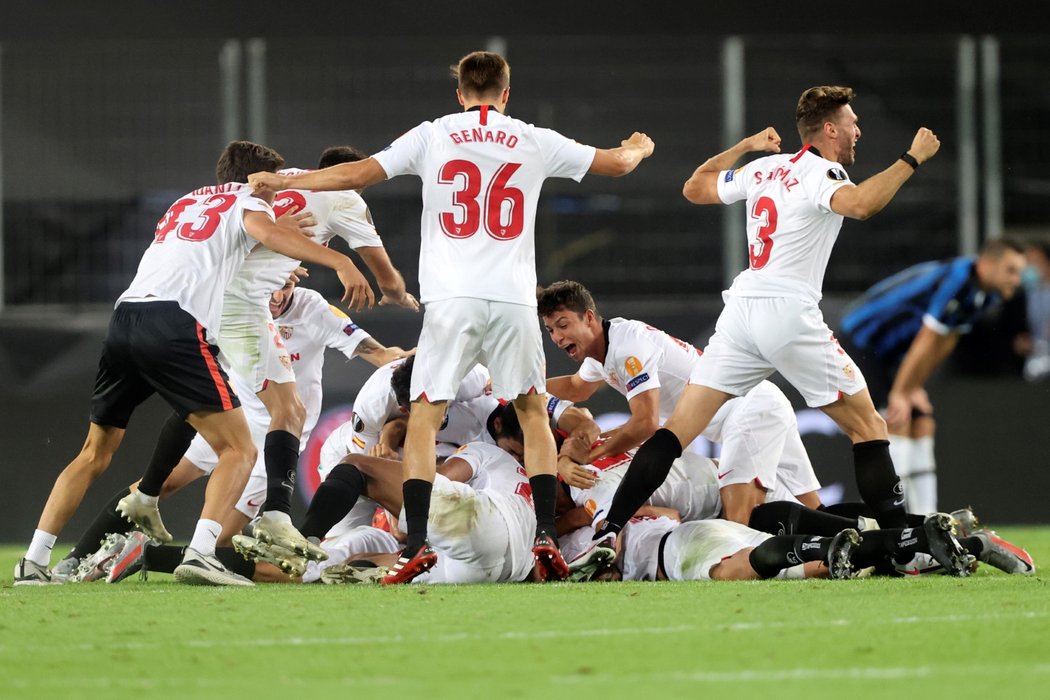 Fotbalisté Sevilly oslavují historicky šestý triumf v Evropské lize