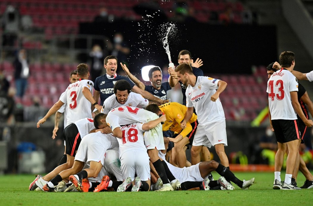 Fotbalisté Sevilly oslavují historicky šestý triumf v Evropské lize