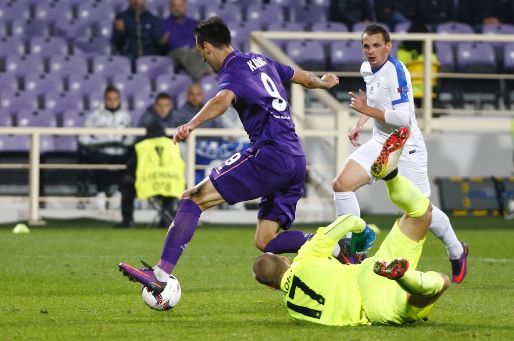 Nikola Kalinič střílí druhý gól Fiorentiny