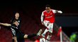 Frankfurtský Dominik Kohr se snaží zastavit Joea Willocka z Arsenalu