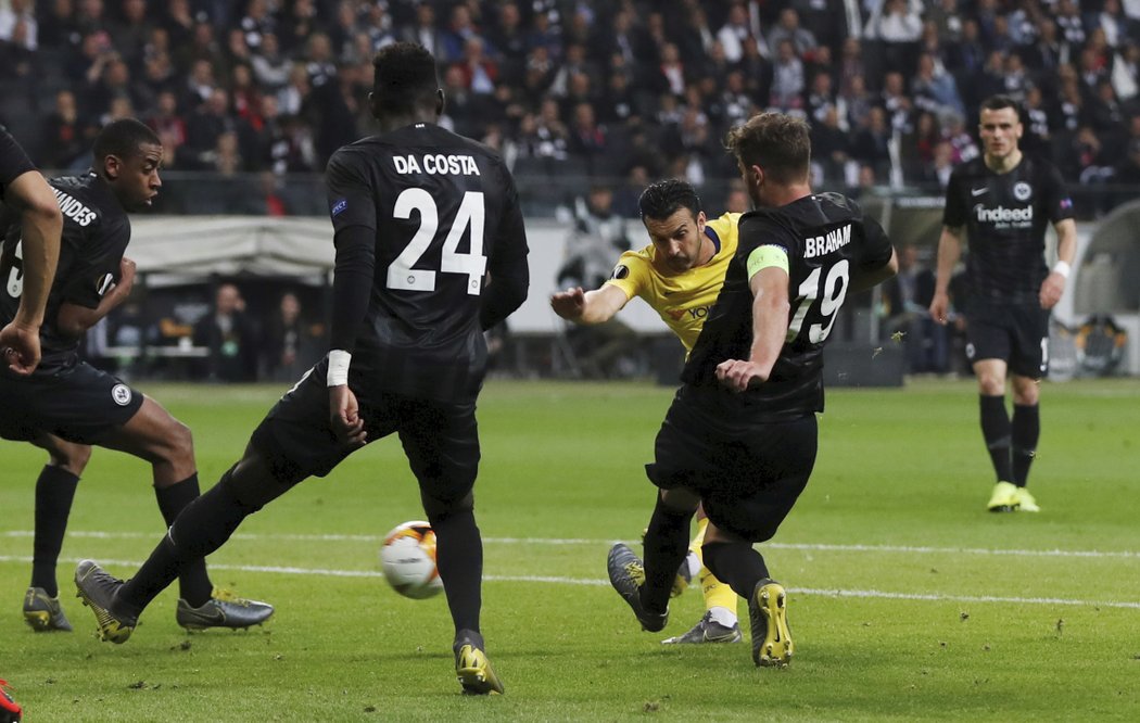 Hráčů Frankfurtu měl Pedro okolo sebe dost, i tak dokázal zakončit, a to gólovým způsobem.