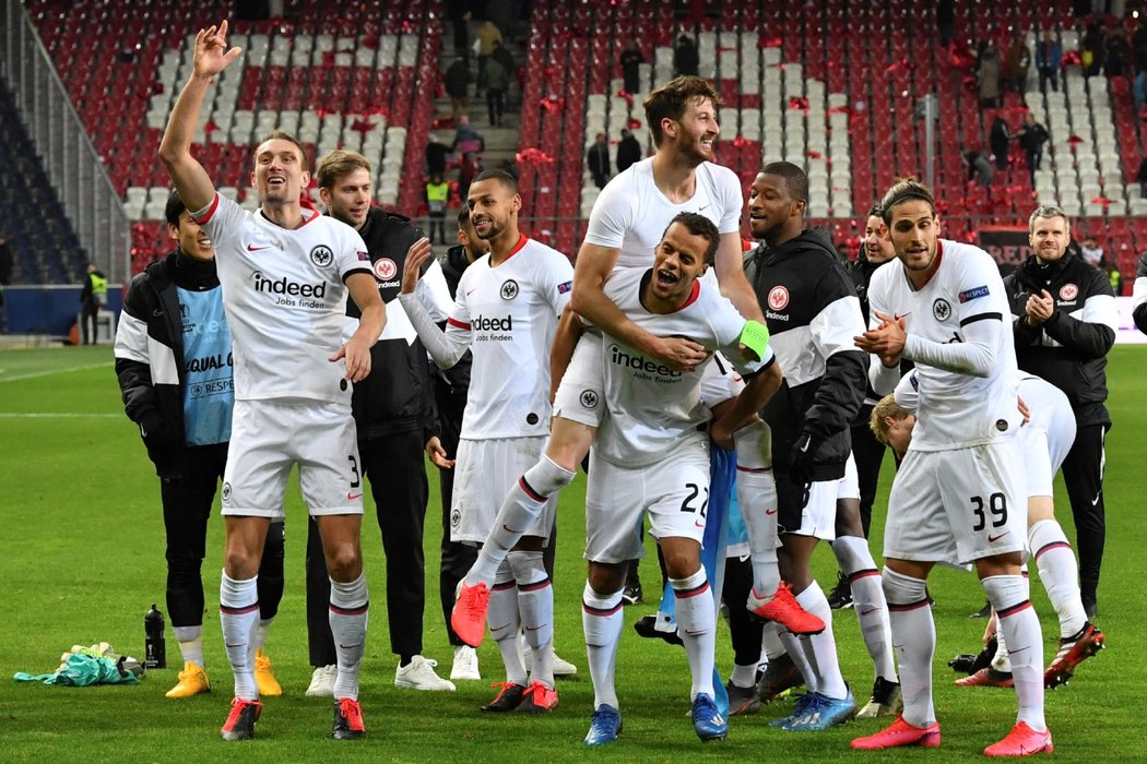 Fotbalisté Frankfurtu uhráli v Salcburku remízu 2:2 a po výhře 4:1 v prvním zápase postoupili do osmifinále Evropské ligy