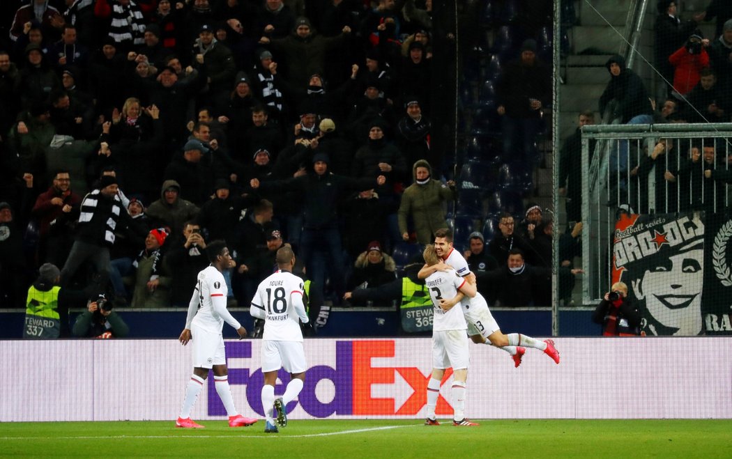 Fotbalisté Frankfurtu uhráli v Salcburku remízu 2:2 a po výhře 4:1 v prvním zápase postoupili do osmifinále Evropské ligy 