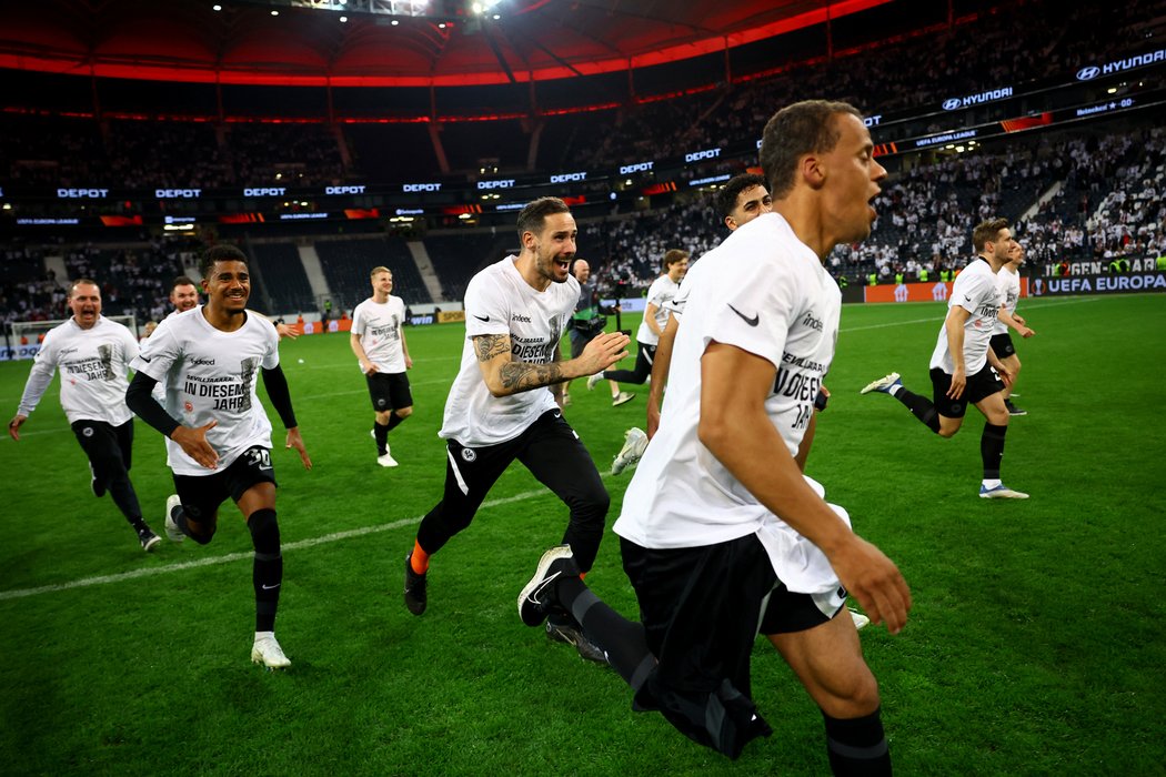 Velkolepé oslavy postupu Eintrachtu do finále EL