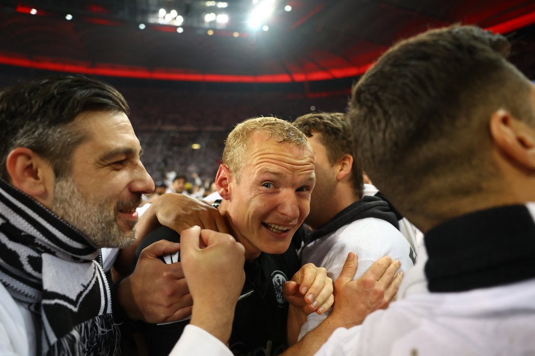 Velkolepé oslavy postupu Eintrachtu do finále EL