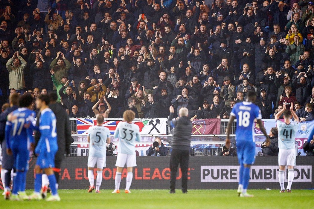 Fotbalisté West Hamu i s Alexem Králem děkují svým fanouškům v Genku