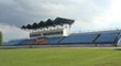 Stadion v Gjumri má jen dvě tribuny. Krytých sedaček je minimum