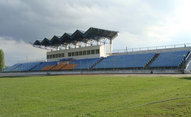 Stadion v Gjumri má jen dvě tribuny. Krytých sedaček je minimum