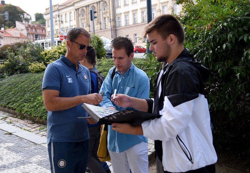 Frank de Boer se podepisuje fanouškům