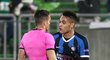 Útočník Interu Milán Lautaro Martínez diskutuje se sudím v zápase s Razgradem
