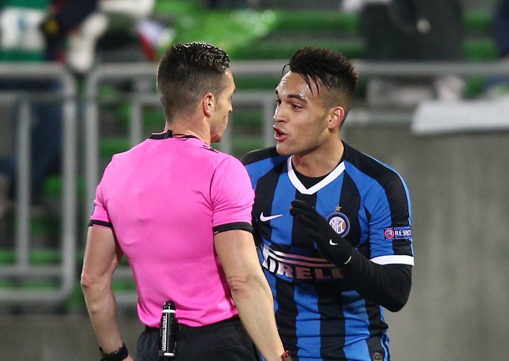 Útočník Interu Milán Lautaro Martínez diskutuje se sudím v zápase s Razgradem