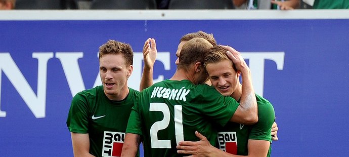 Fotbalisté Jablonce se radují z vyrovnávacího gólu do sítě Betisu