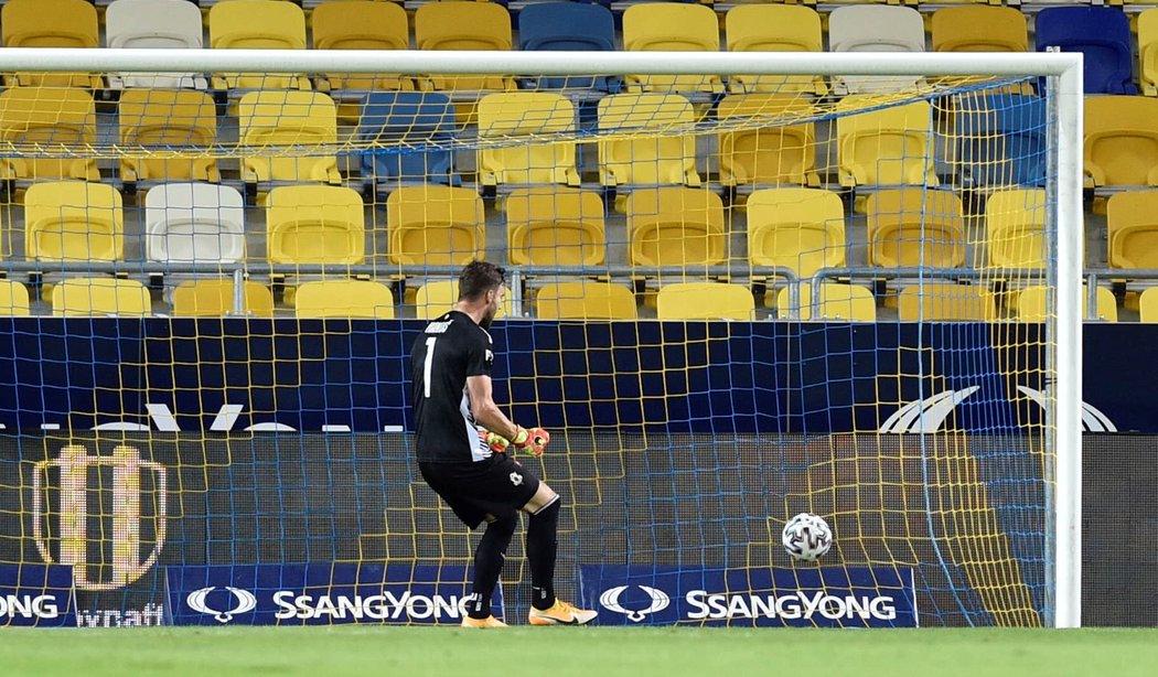 Brankář Jablonce Jan Hanuš po prvním inkasovaném gólu v utkání 2. předkola Evropské ligy na hřišti Dunajské Stredy