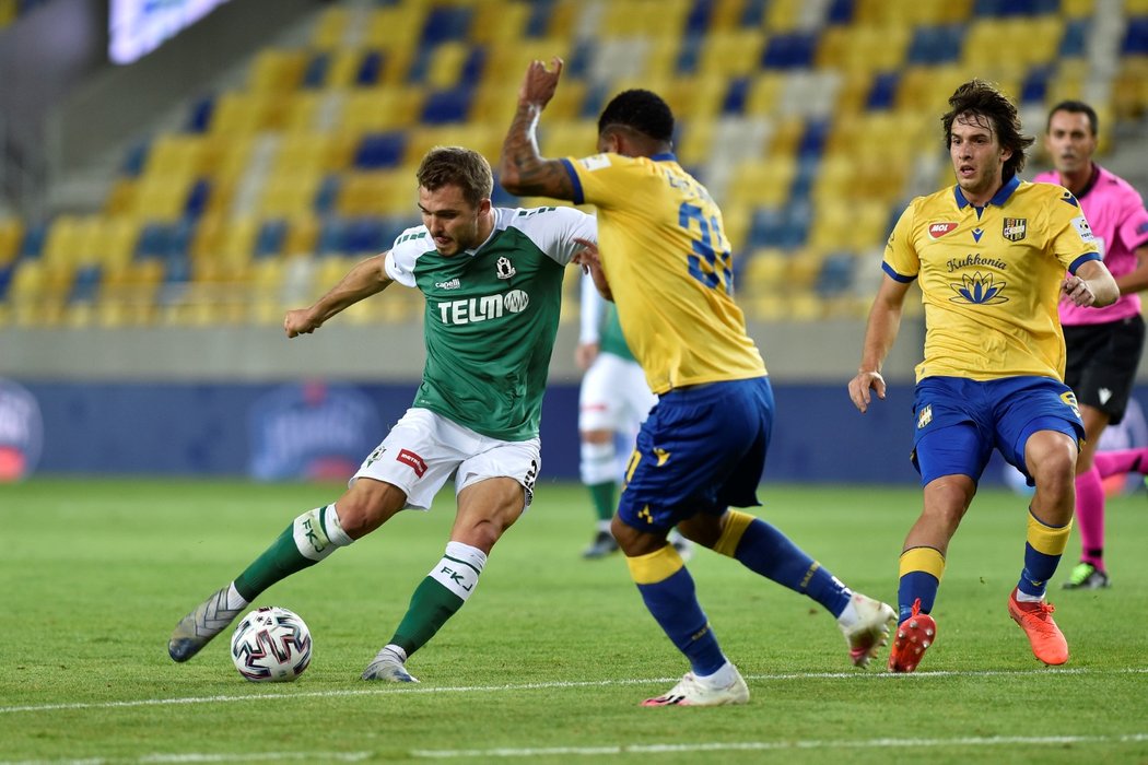 Jablonecký Tomáš Ladra vysílá střelu na branku Dunajské Stredy, která po teči Jaroslava Zeleného skončila v síti