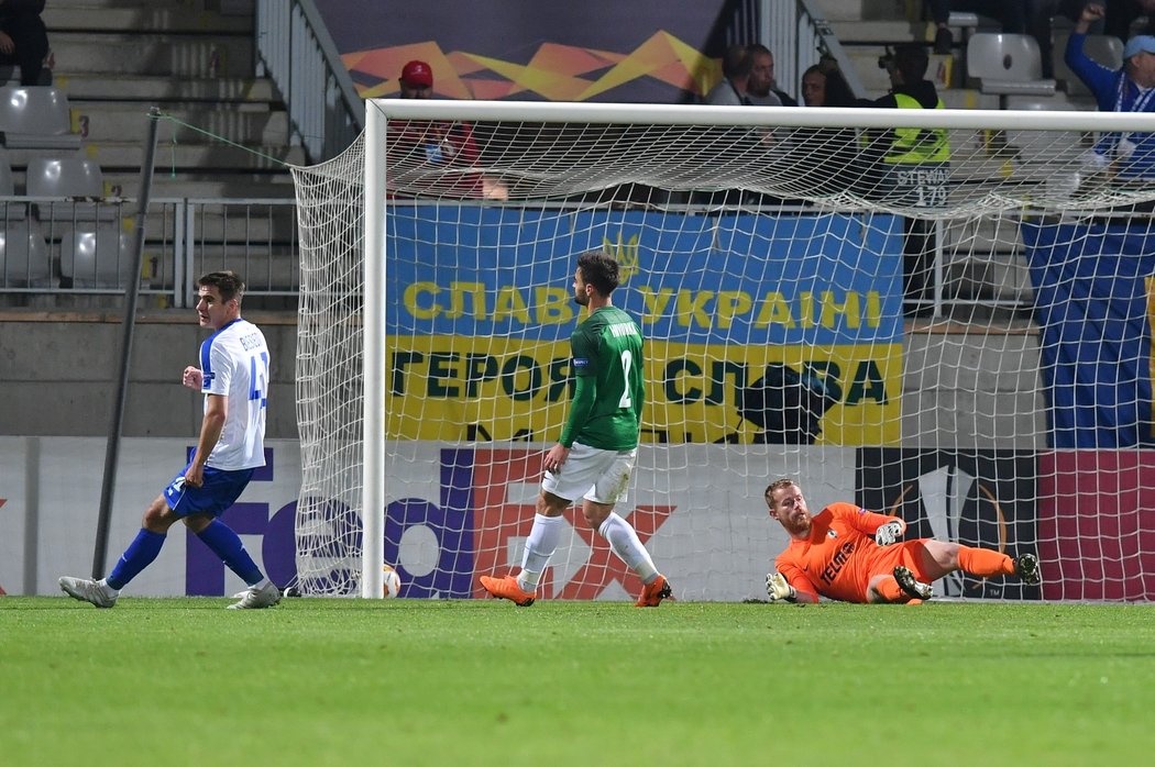 Jablonecký brankář smutně přihlíží druhé inkasované brance utkání Evropské ligy proti Dynamu Kyjev