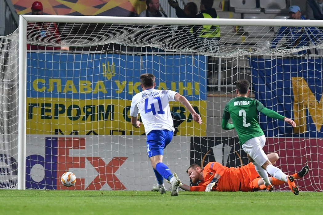 Jablonecký brankář Vlastimil Hrubý se marně natahuje na střelu Denyse Garmaše, který ve 14. minutě zvýšil vedení Dynama na 2:0