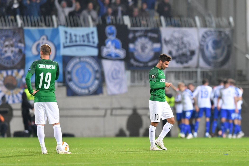 Jablonečtí fotbalisté Jan Chramosta a Michal Trávník smutní po inkasované brance v domácím utkání proti Dynamu Kyjev