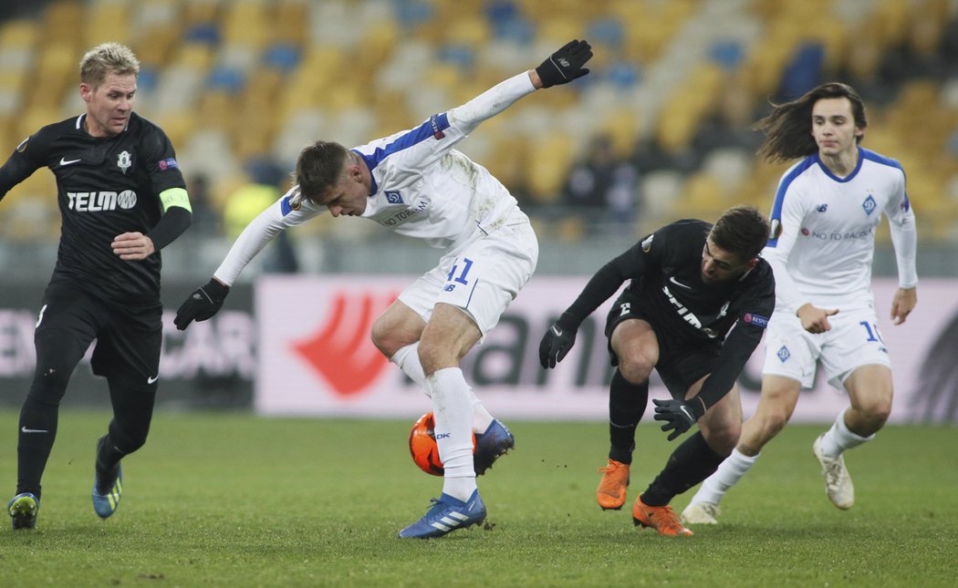 Tomáš Hübschman (vlevo) a David Hovorka brání Arťoma Besedina z Dynama Kyjev