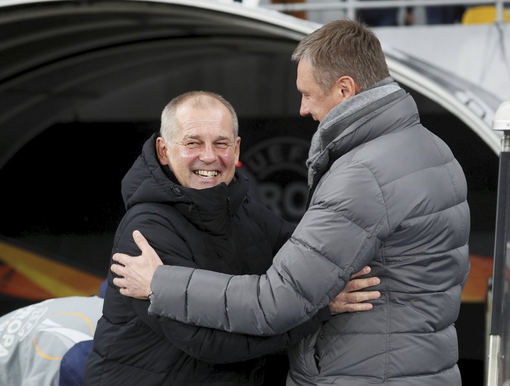 Kouč Jablonce Petr Rada se před utkáním v Kyjevě pozdravil se svým protějškem Alexandrem Khatskevičem