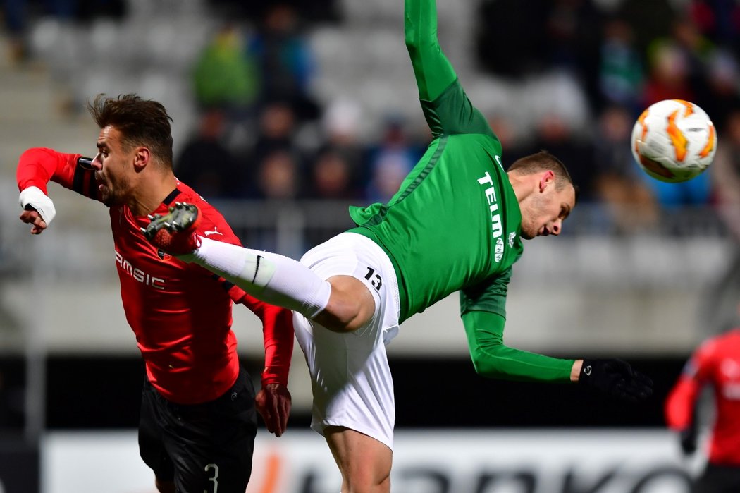 Jablonecký David Lischka v souboji v zápase s Rennes