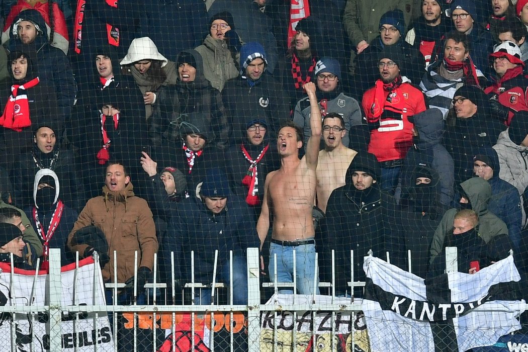 Fanoušci Rennes během zápasu v Jablonci