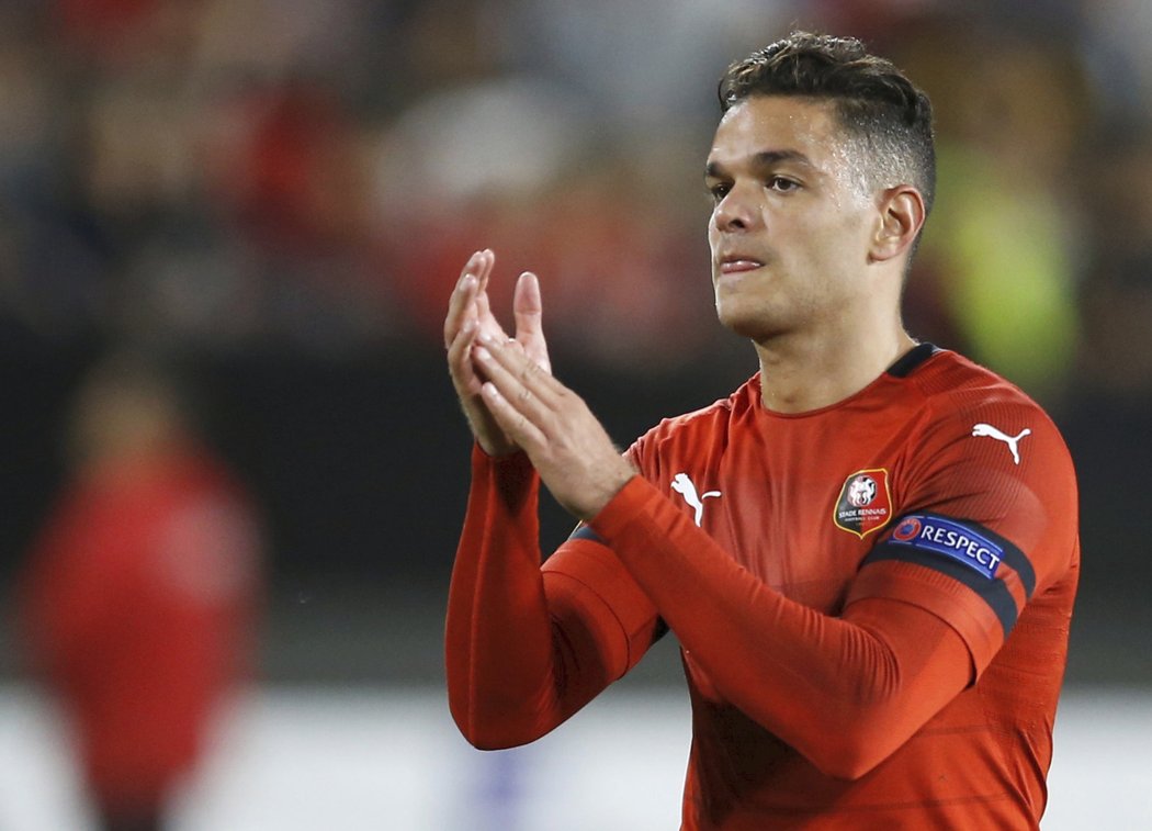 Střelec rozhodujícího gólu Hatem Ben Arfa děkuje fanouškům Rennes