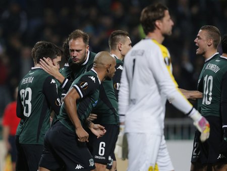 Fotbalisté Krasnodaru se radují z proměněné penalty v zápase s Dortmundem. Díky překvapivé výhře si zajistili postup.