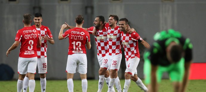 Fotbalisté Hapoel Beer Ševa oslavují vítězství nad Plzní v kvalifikaci Evropské ligy