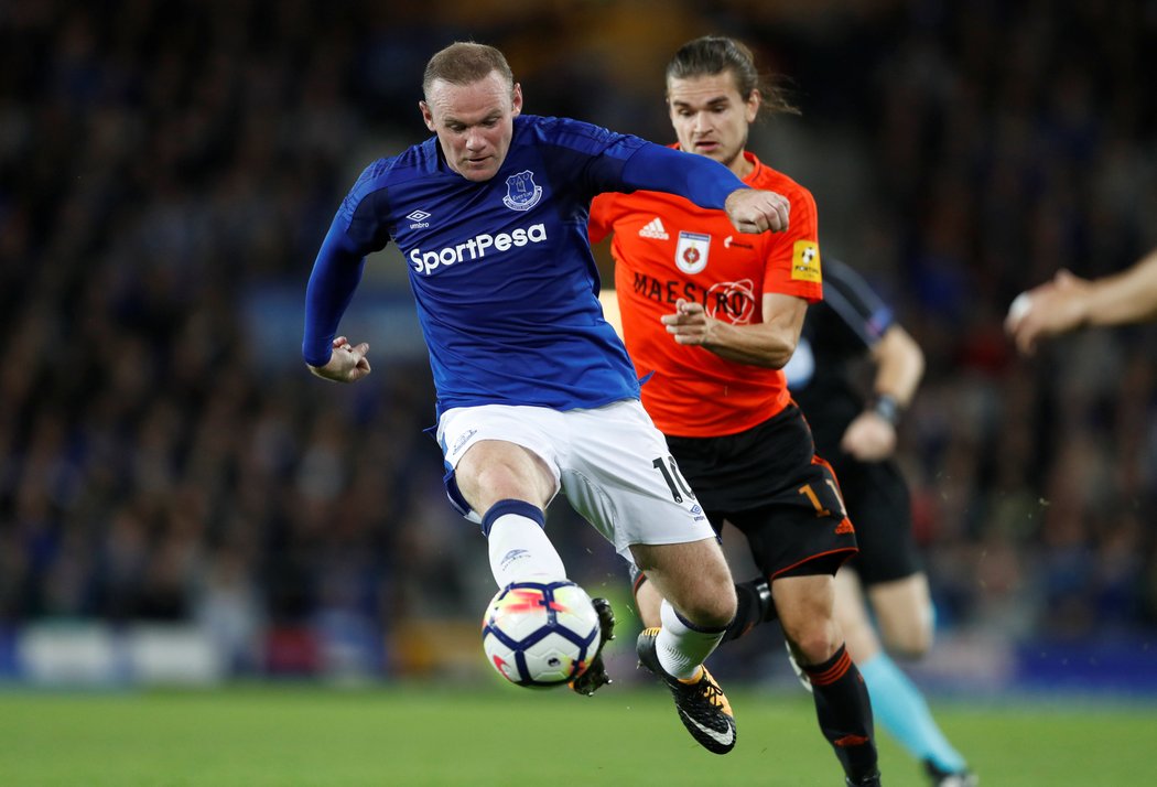 Evertonský fotbalista Wayne Rooney v akci proti Ružomberoku