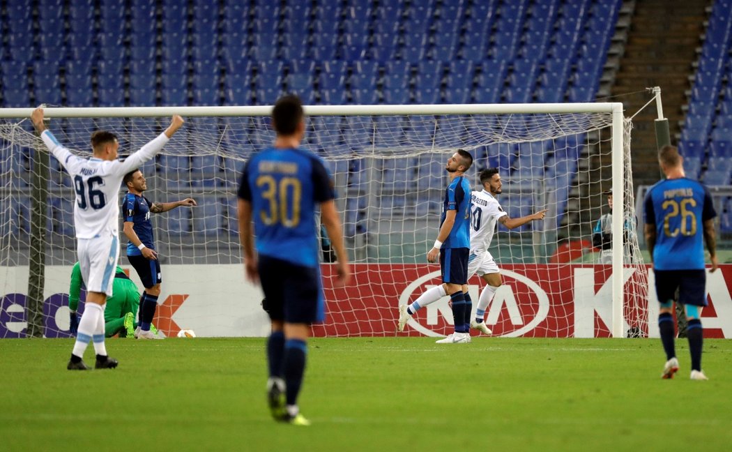 Luis Alberto (druhý zprava) vstřelil úvodní branku duelu mezi Laziem a Apollonem Limassol