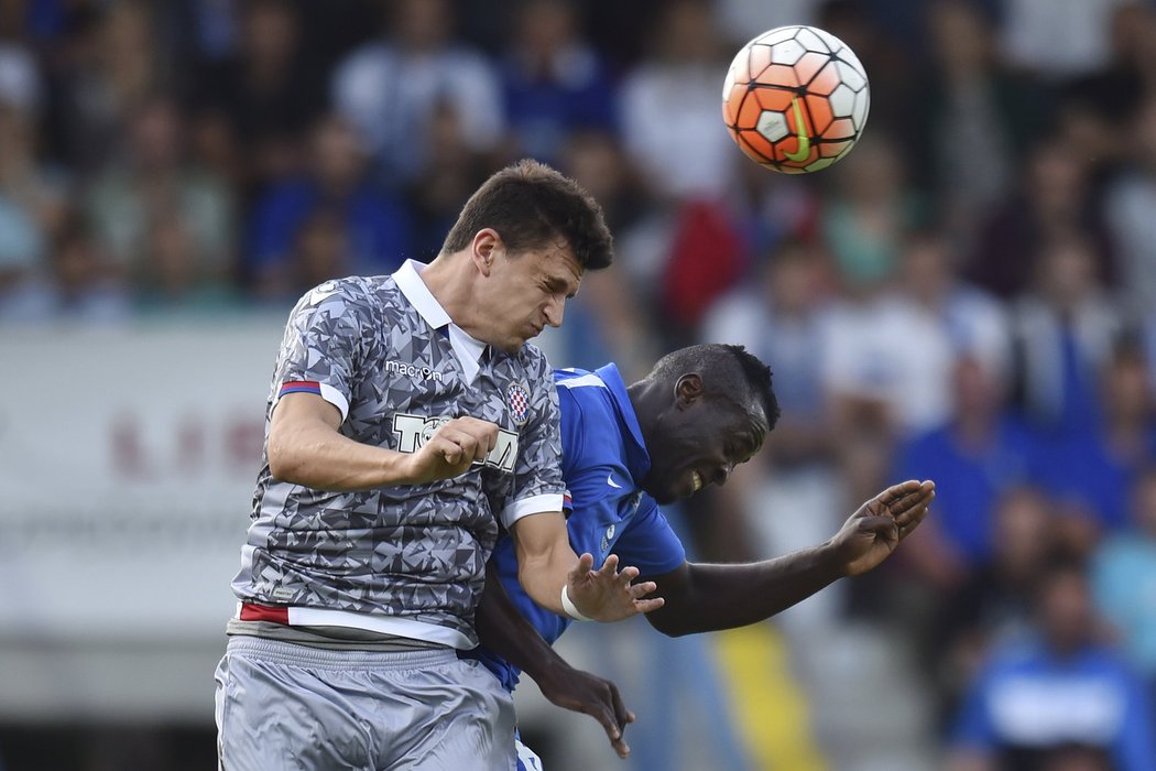 Dzon Delarge se pere o svém místo pod sluncem s obráncem Hajduku Split