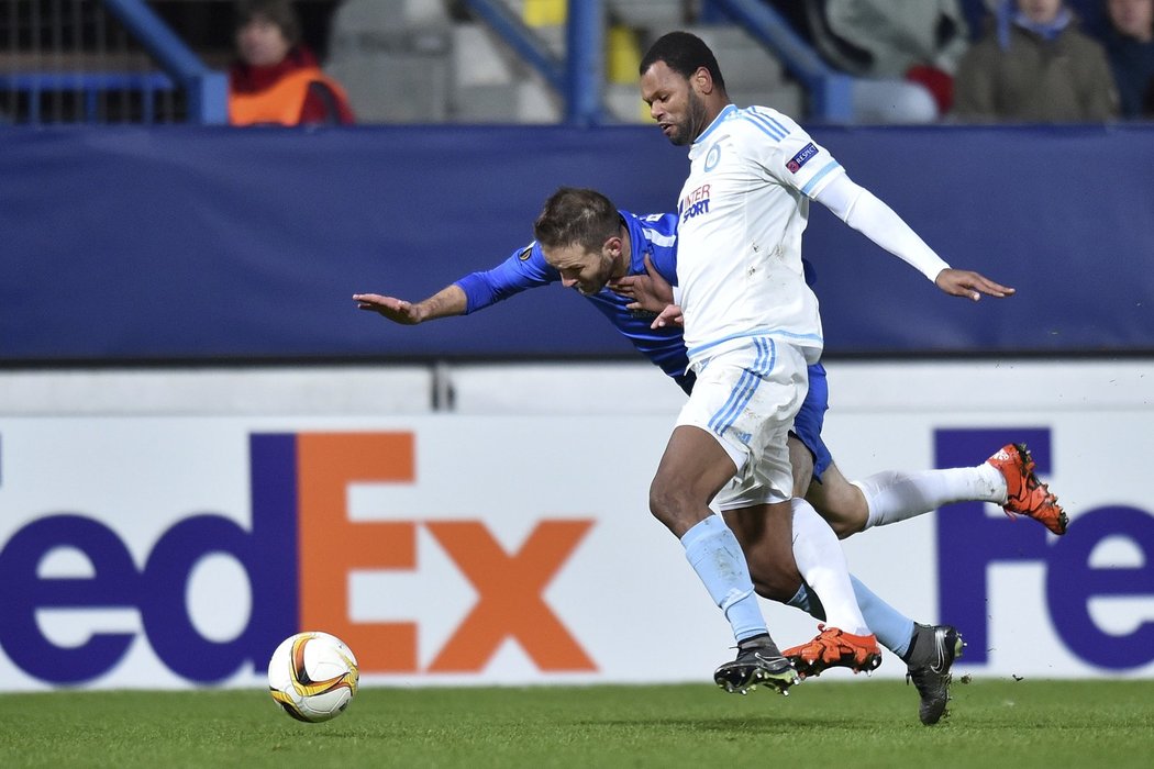 Útočník Marek Bakoš (vlevo) z Liberce v souboji s Rolandem z Olympique Marseille