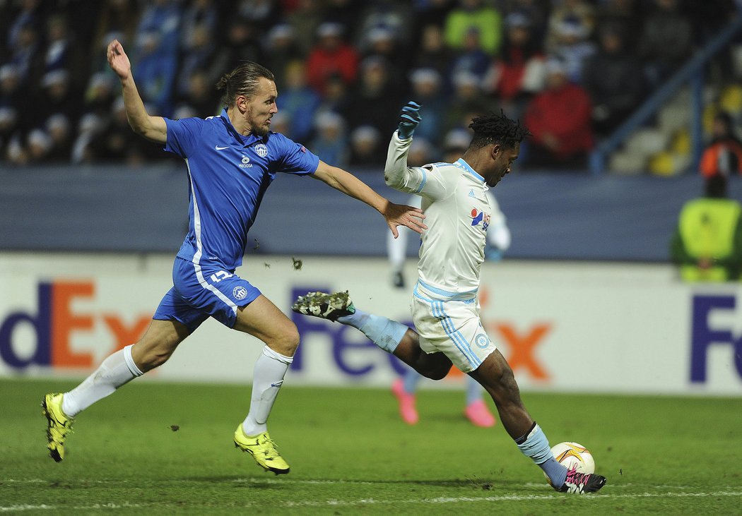 Obránce Ondřej Švejdík dohání útočníka Marseille, který vstřelil první branku