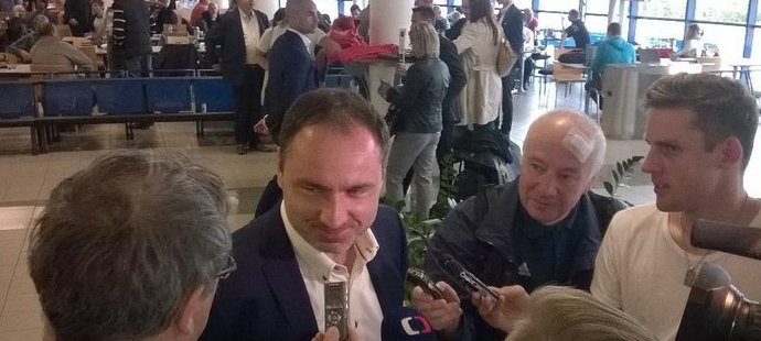 Kouč Liberce Trpišovský v obležení novinářů před odletem do Marseille